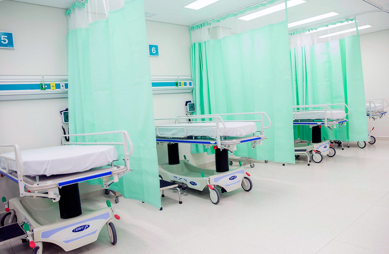 Może być zdjęciem przedstawiającym nowoczesne łóżka szpitalne