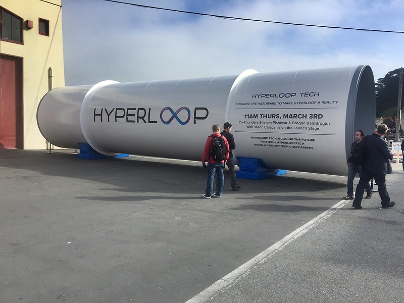 Może być zdjęciem przedstawiającym Hyerloop