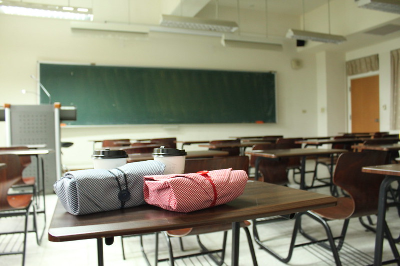 Może być zdjęciem przedstawiającym szkolną klasę, wyróżniającym się elementem są prawdopodobnie dwa piórniki szkolne leżące na ławce