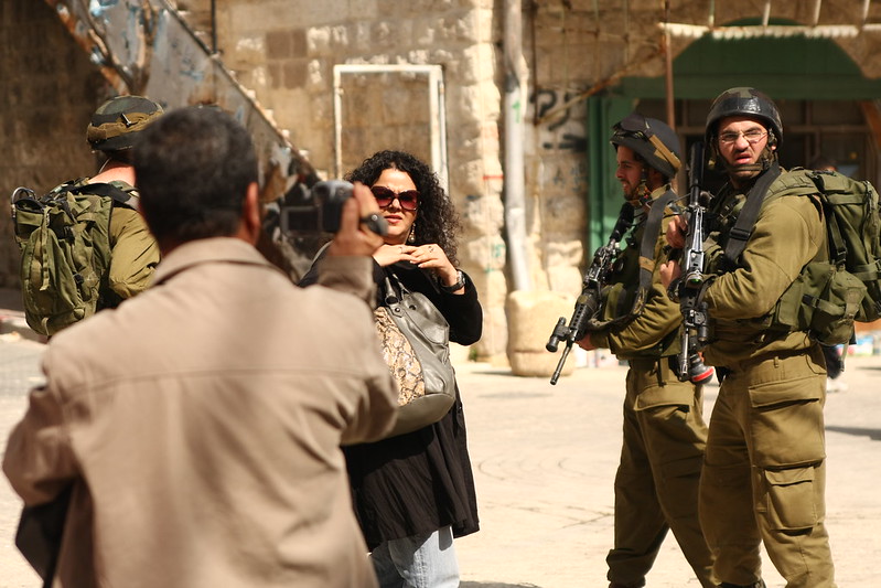 Może być zdjęciem przedstawiającym żołnierzy Izraelskich Sił Zbrojnych patrolujących teren