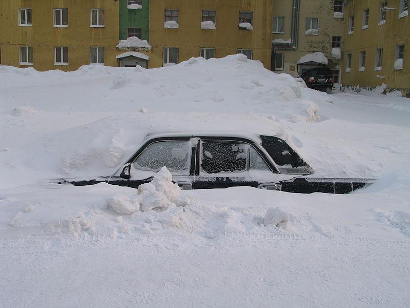 Może być zdjęciem przedstawiającym samochód pokryty śniegiem