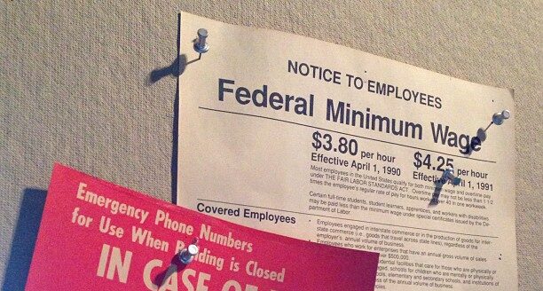 Może być zdjęciem przedstawiającym kartkę informacyjną wbitą pineskami w ścianę z informacją o płacy minimalnej