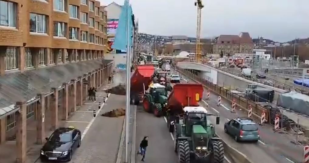 Może być zdjęciem przedstawiającym strajk w Stuttgarcie, na zdjęciu nie widać wiele oprócz traktorów i uciekającego człowieka