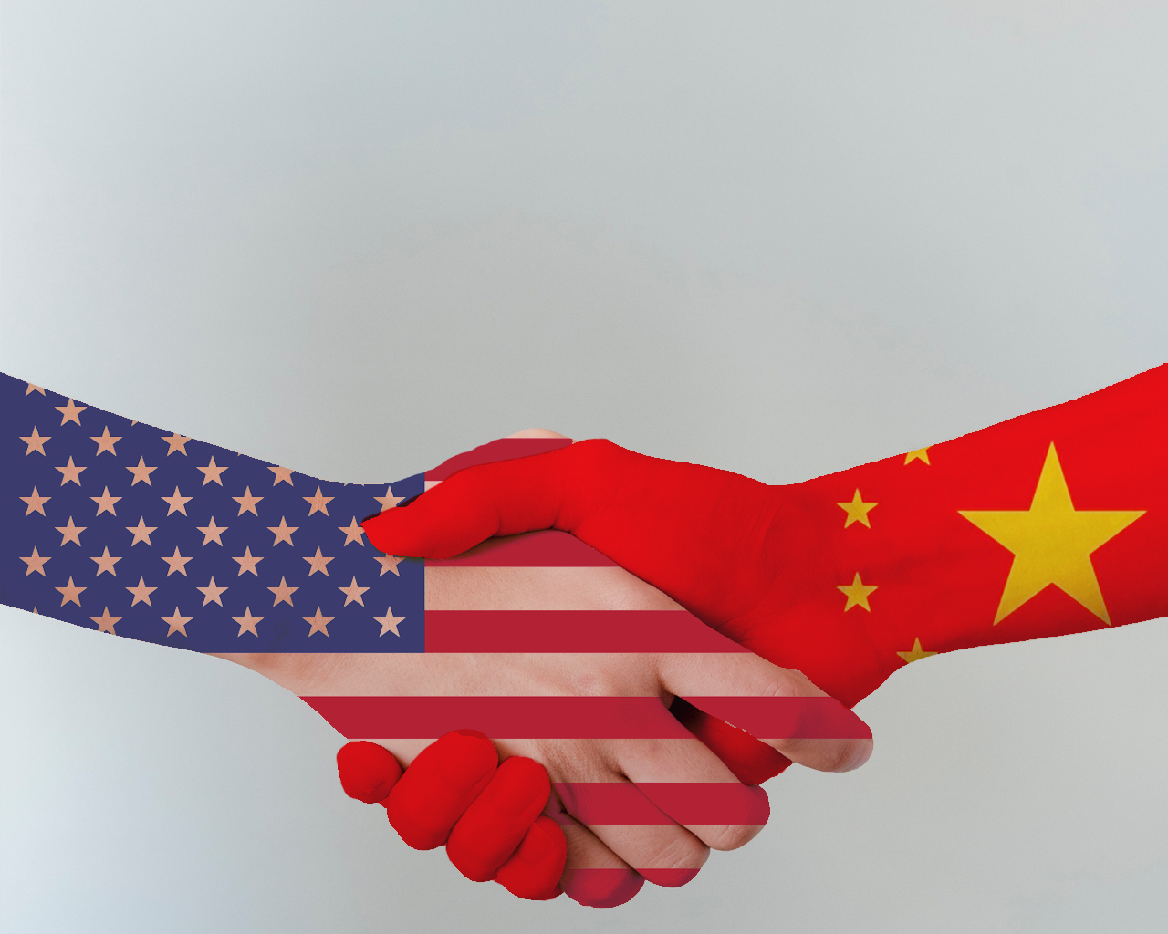 Może być zdjęciem przedstawiającym podawanie sobie wzajemne ręki, z jednej strony ręka przedstawia flagę Chin, z drugiej strony ręka przedstawia flagę USA