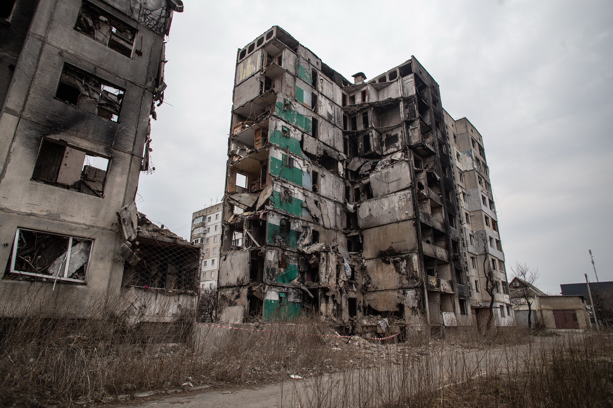 Na zdjęciu widać zniszczone budynki mieszkalne na Ukrainie