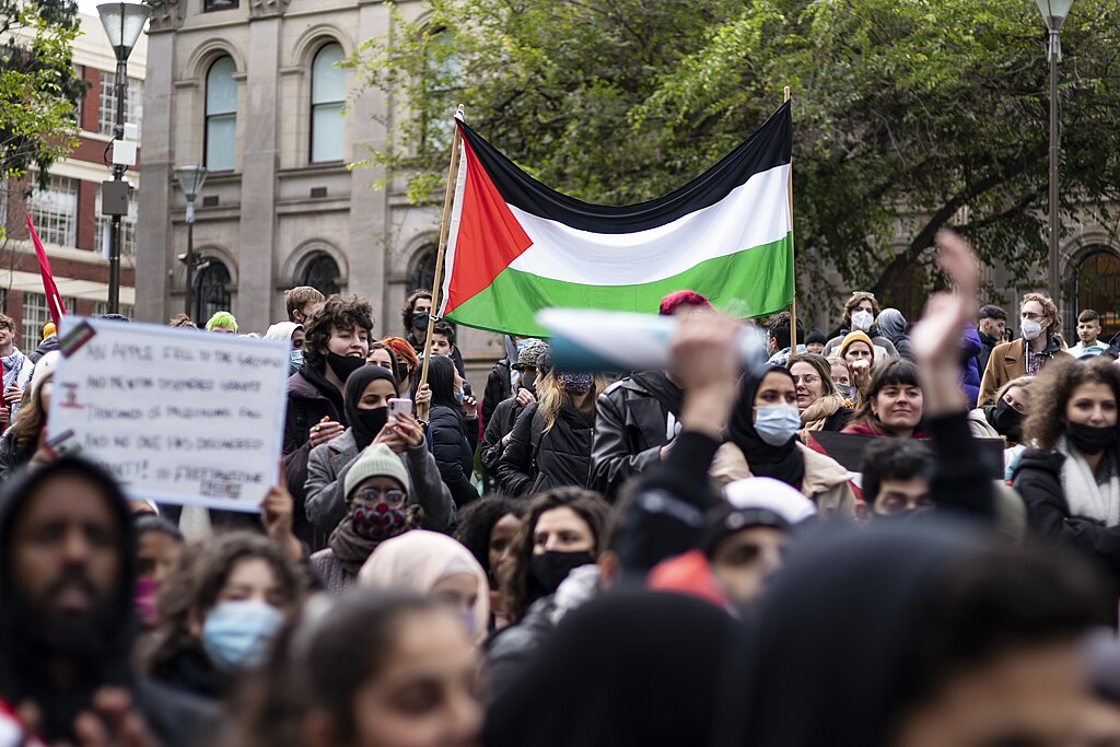 Na zdjęciu widać manifestację, wielki tłum i flagę Palestyny