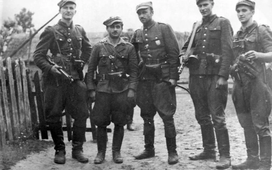 Na zdjęciu widać pięciu żołnierzy, którzy stoją do fotografii