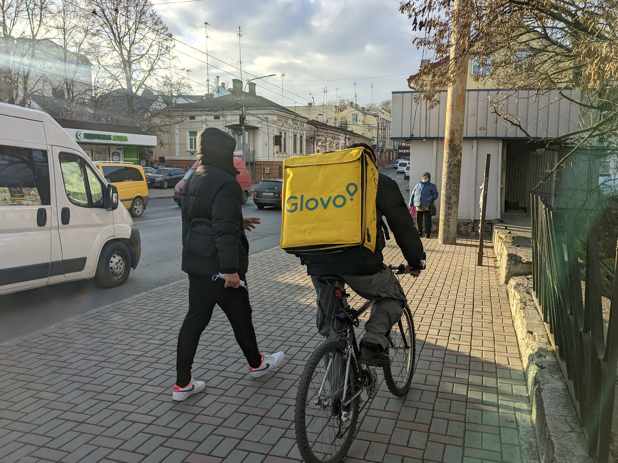 Na zdjęciu widać kuriera rowerowego Glovo, który dostarcza jedzenie na zamówienie
