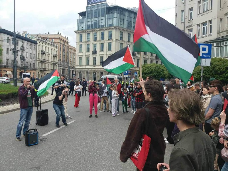 Demonstracja przeciwko ludobójstwu pod ambasadą Izraela
