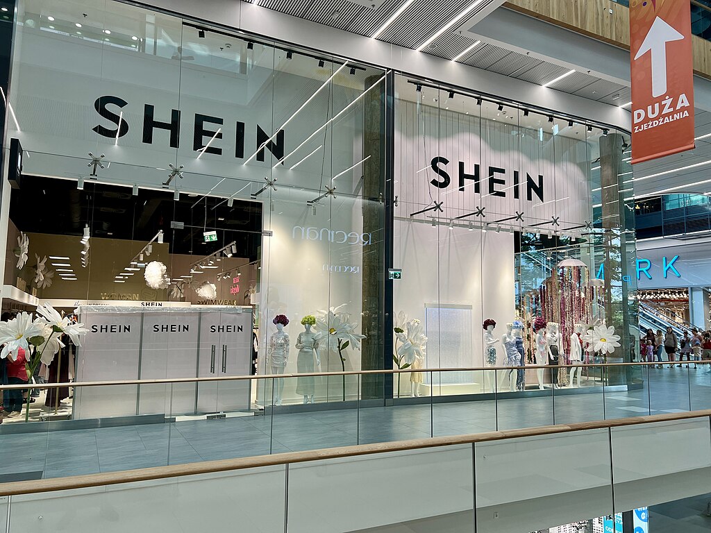 Fotografia przedstawia pierwszy salon Shein w Polsce, zlokalizowany w Galerii Młociny w Warszawie