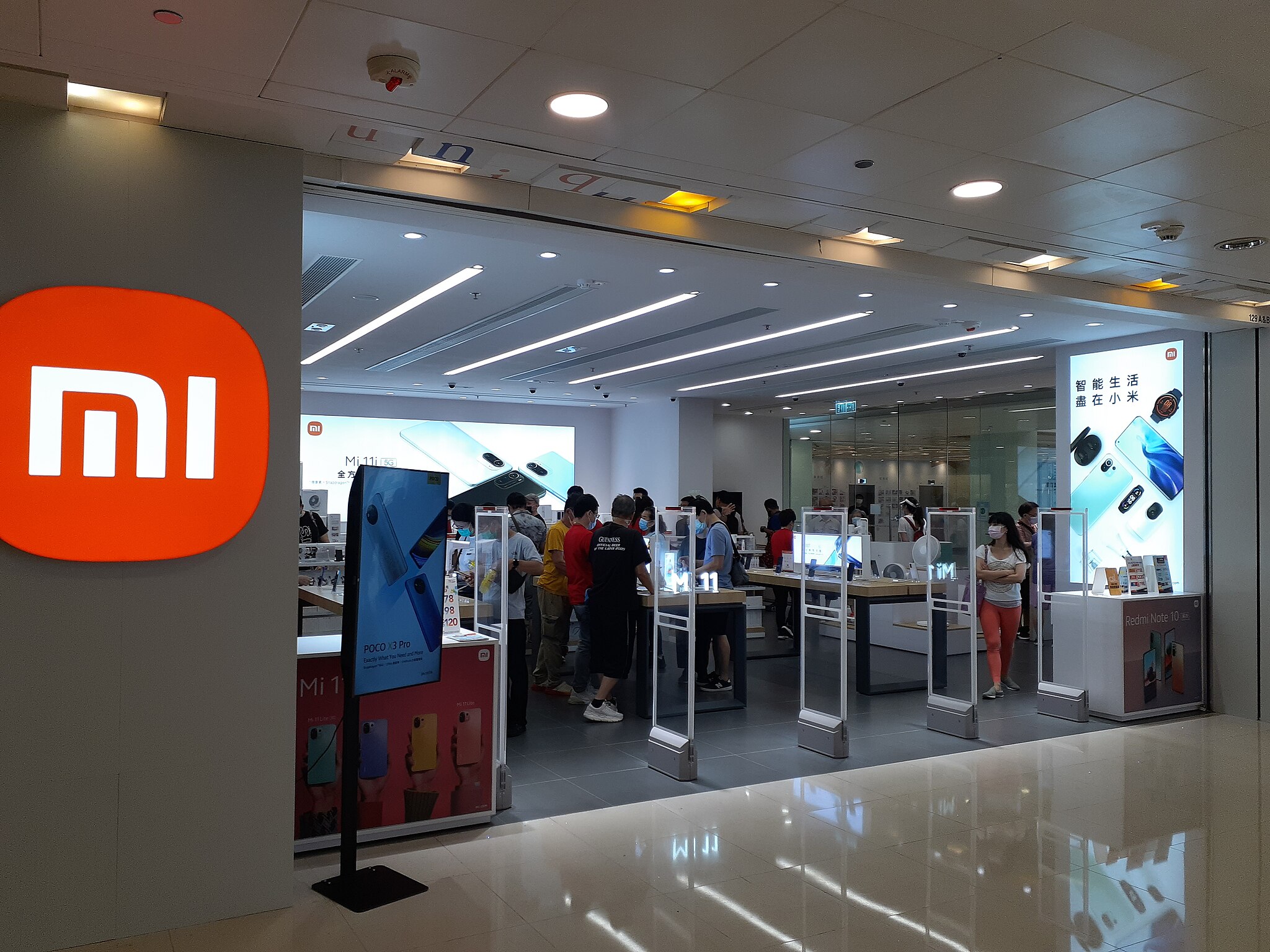 Na fotografii widać sklep z urządzeniami marki Xiaomi