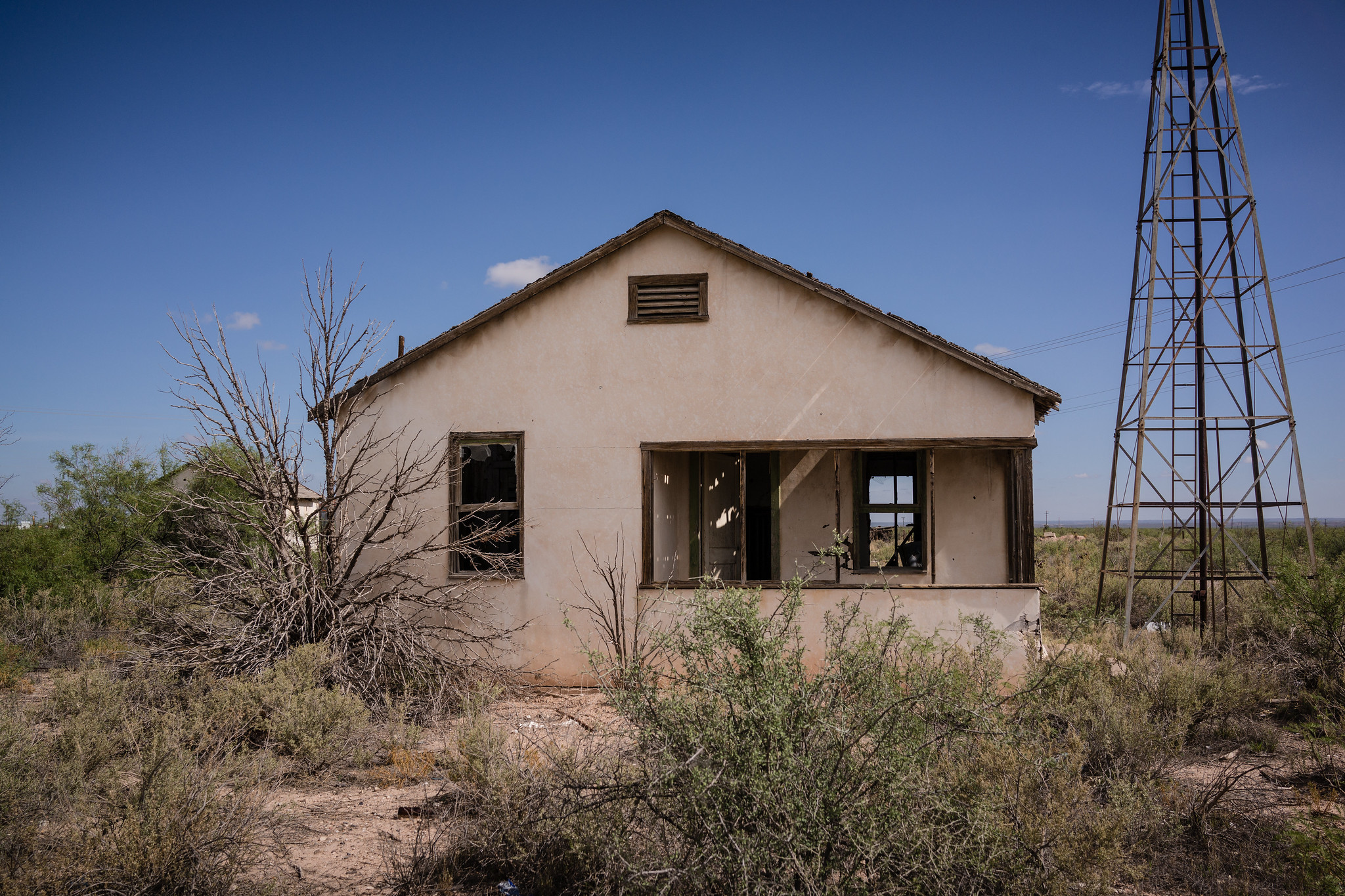 Zdjęcie przedstawia opuszczony dom, porzucony przez człowieka