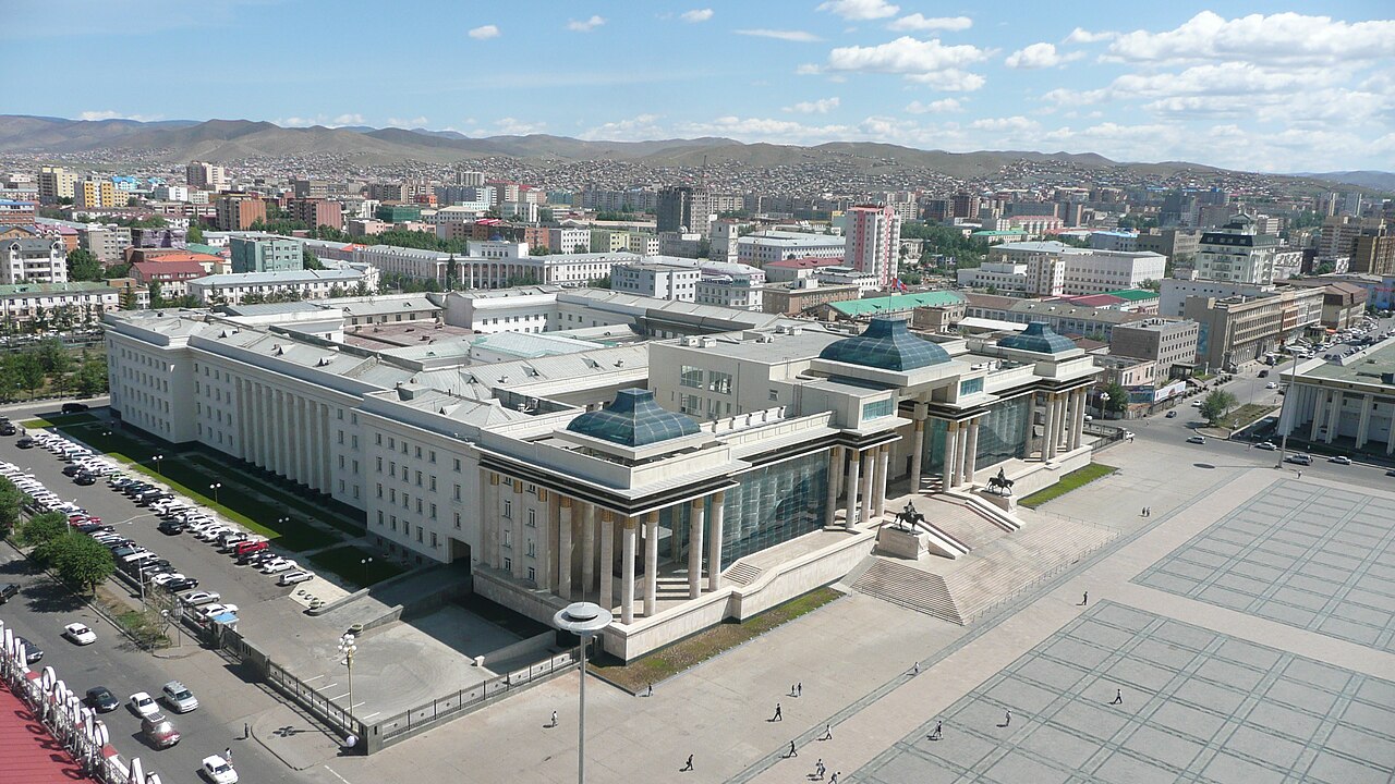 Zdjęcie przedstawia pałac rządowy,w stolicy Mongolii